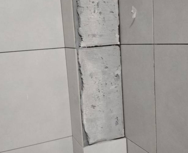 永嘉瓷砖空鼓维修公司分享下瓷砖施工前基层浇水润湿程度不足，可能导致以下问题